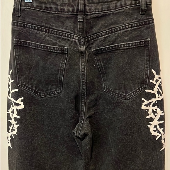 Black and White High Rise Barrel Jeans with Ornate Barbwire Design - Picture 4 of 7
